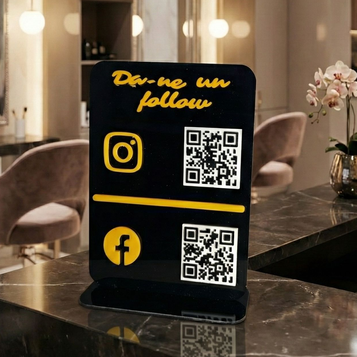 Stand elegant personalizat din plexiglas acrylic cu 2 coduri QR si NFC