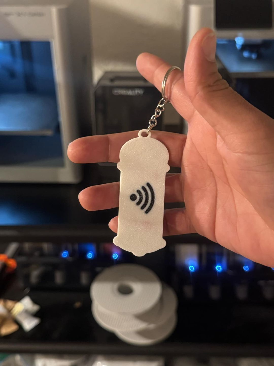 Lănțișor port-chei cu simbol barber și funcție NFC – acces rapid și design unic