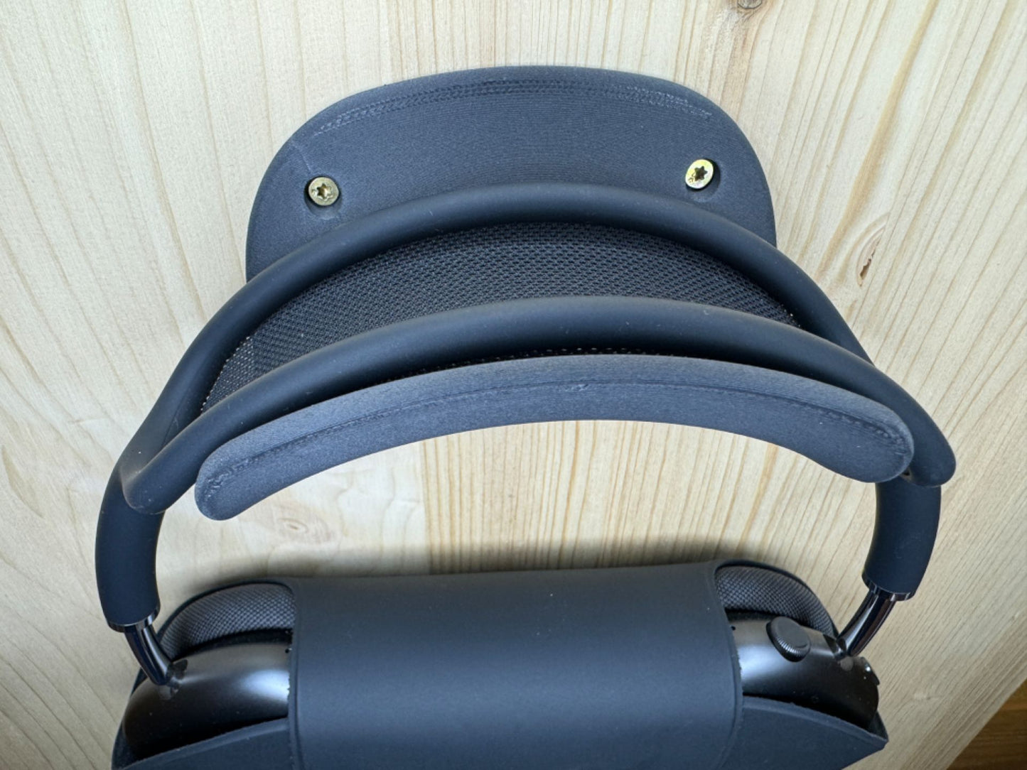 Suport de perete elegant pentru căști AirPods Max