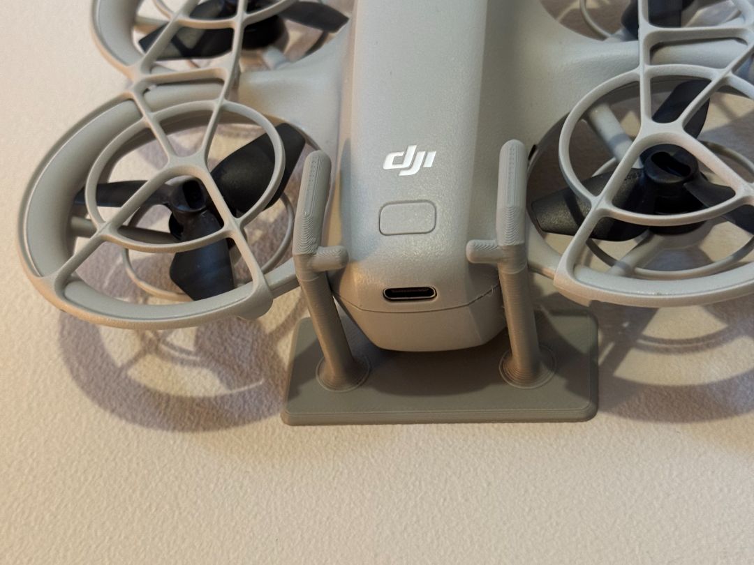 Suport de perete pentru drona DJI NEO cu prindere sigură