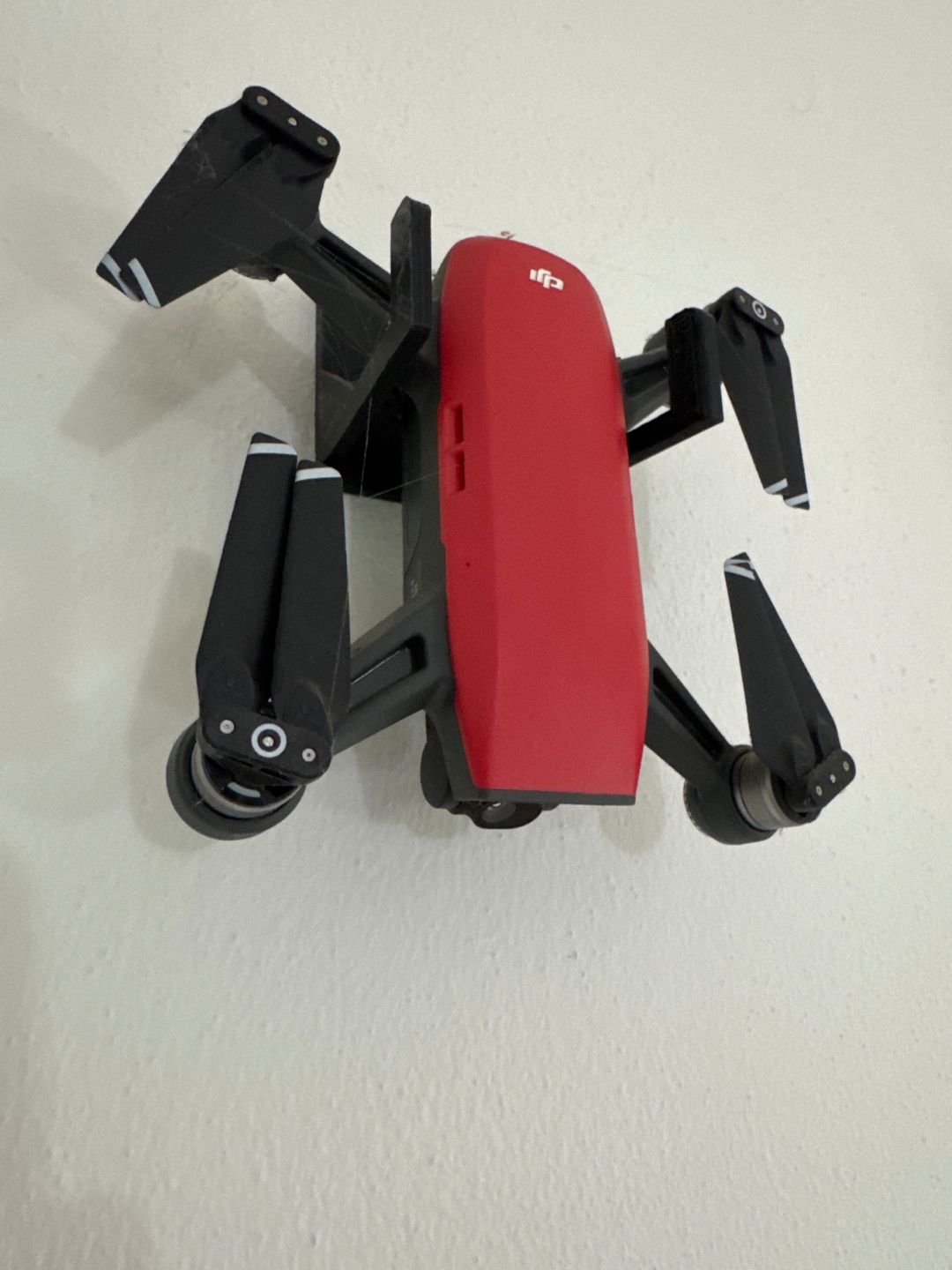 Suport elegant de perete pentru DJI Spark – Organizare și expunere modernă
