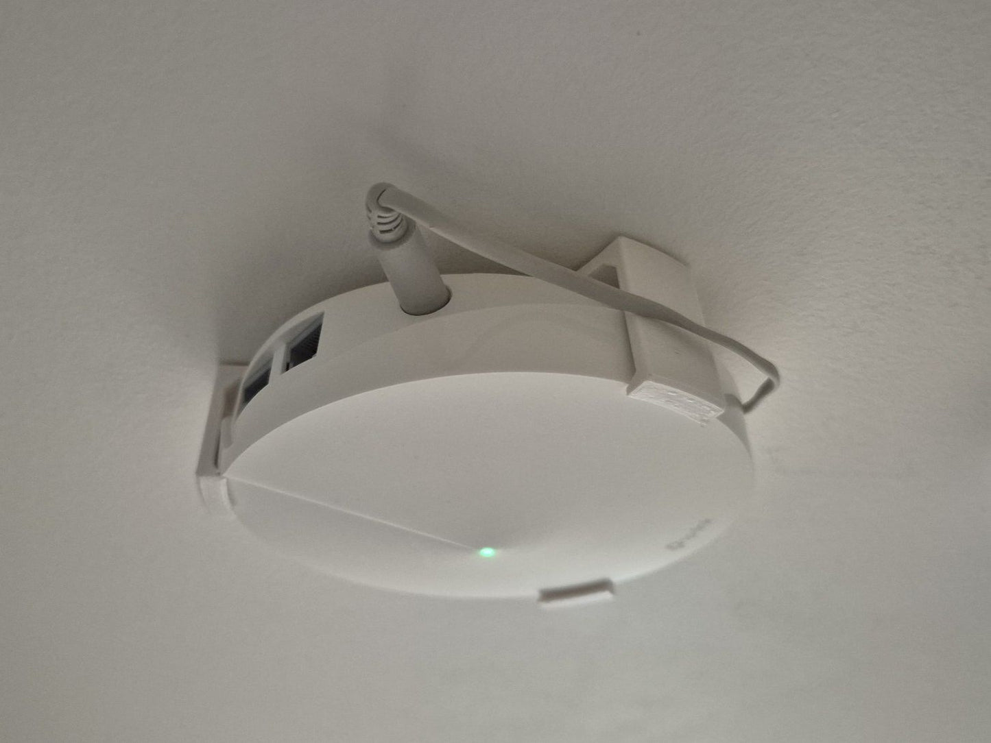Suport de perete pentru TP-Link Deco M5 – fixare sigură și flexibilă