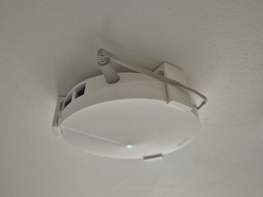 Suport de perete pentru TP-Link Deco M5 – fixare sigură și flexibilă