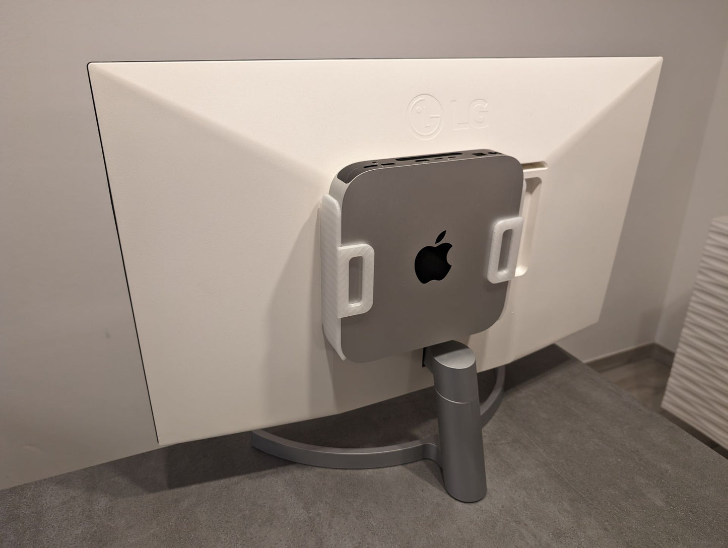 Suport compact pentru Apple Mac Mini M2 – montare pe monitor sau perete