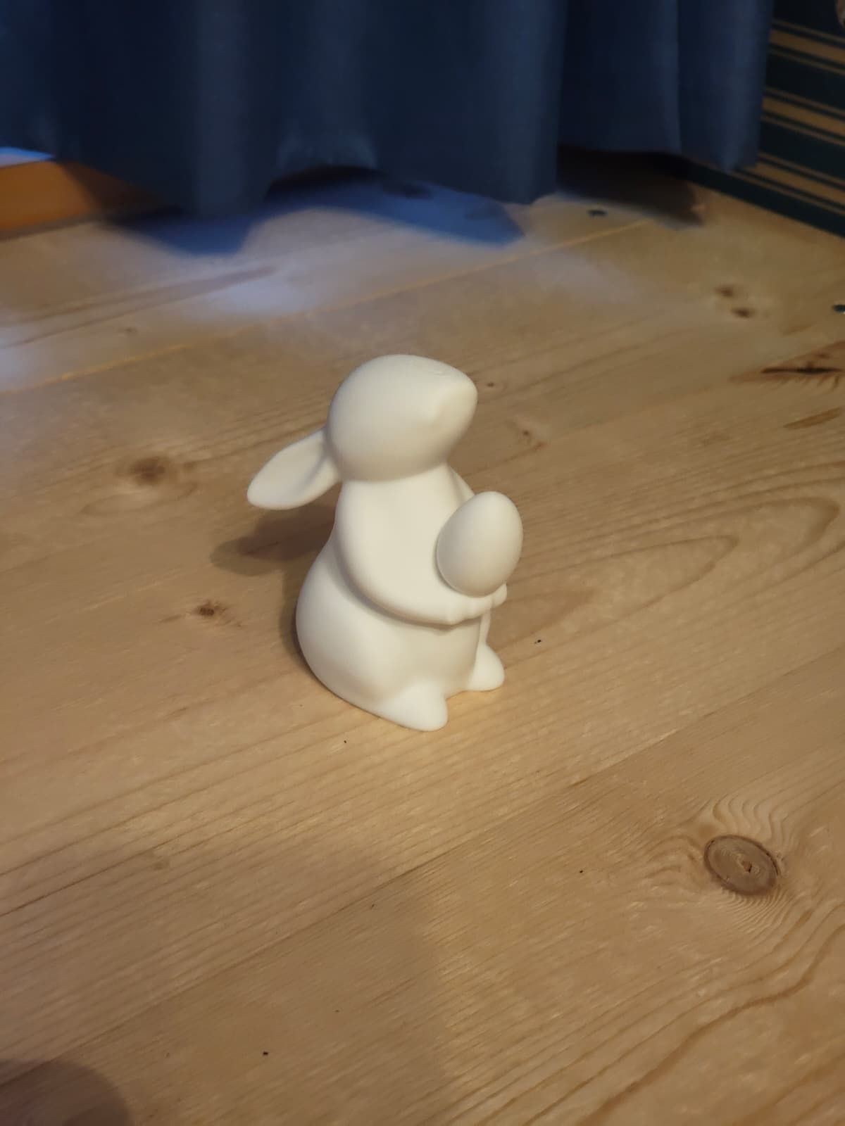 Iepuraș minimalist cu ou de Paște pentru decor modern