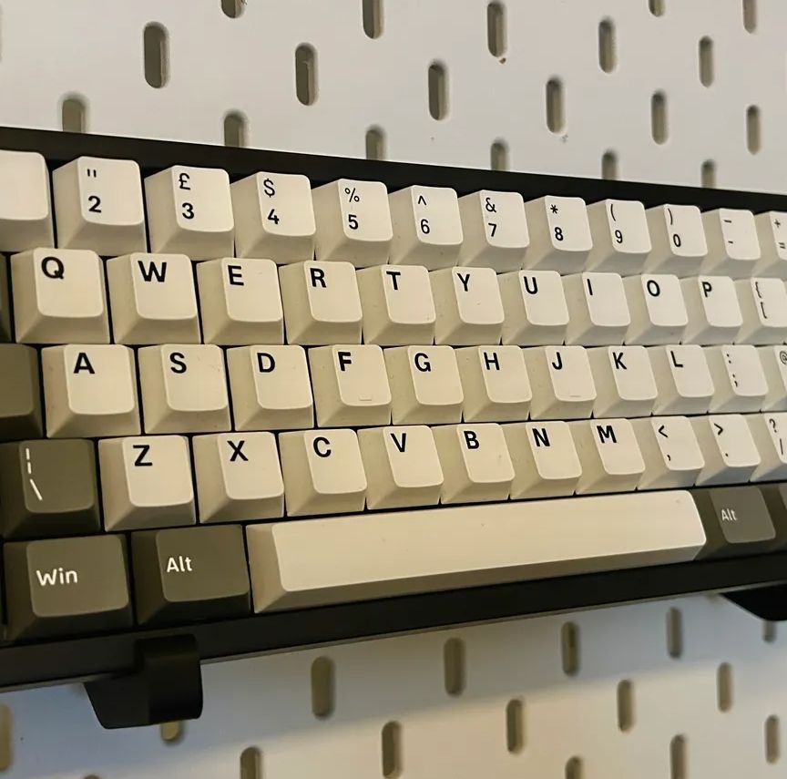 Suport organizator pentru tastatură, compatibil cu panouri Ikea Skadis