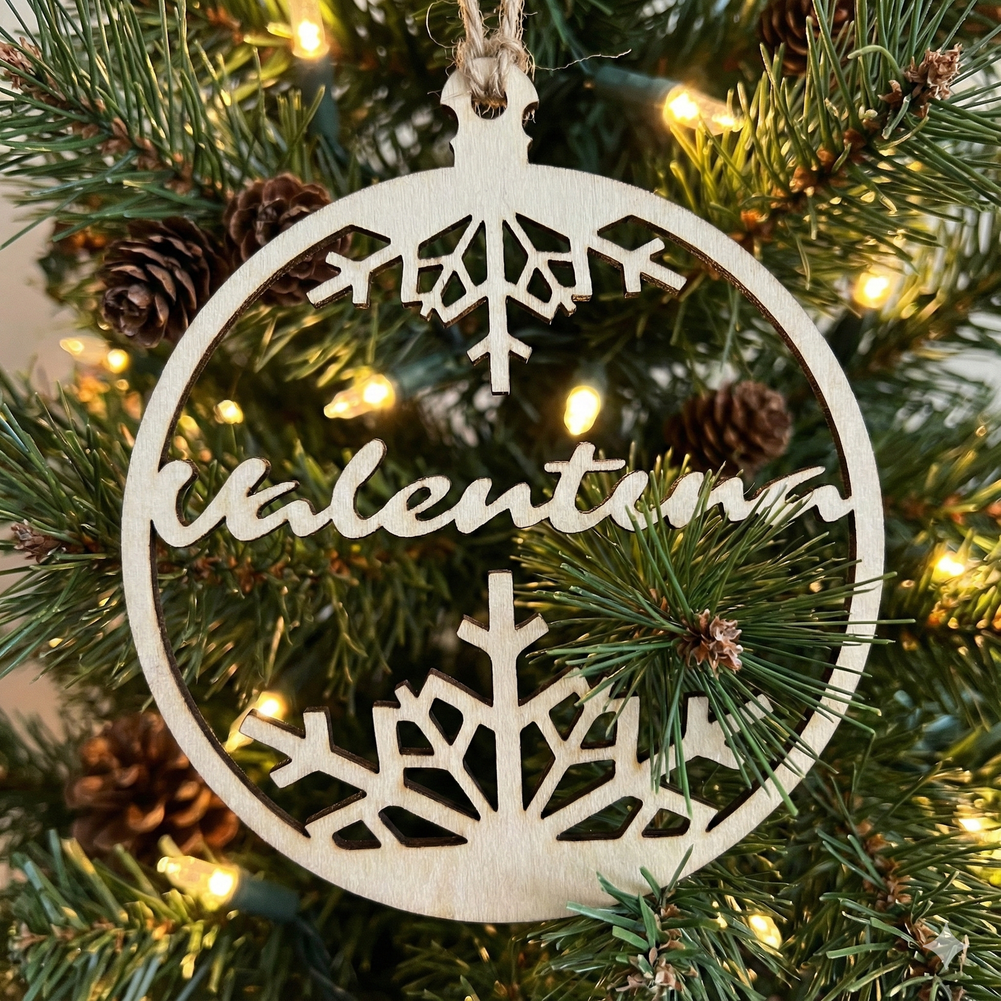 Set decorațiuni de Crăciun din lemn personalizate cu nume, model fulg de nea, 10x10 cm