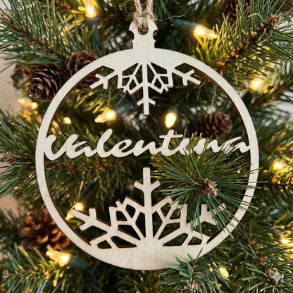 Set decorațiuni de Crăciun din lemn personalizate cu nume, model fulg de nea, 10x10 cm