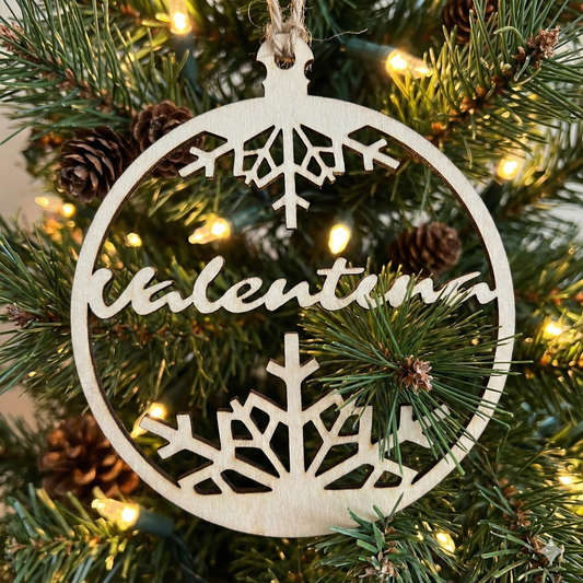 Set decorațiuni de Crăciun din lemn personalizate cu nume, model fulg de nea, 10x10 cm