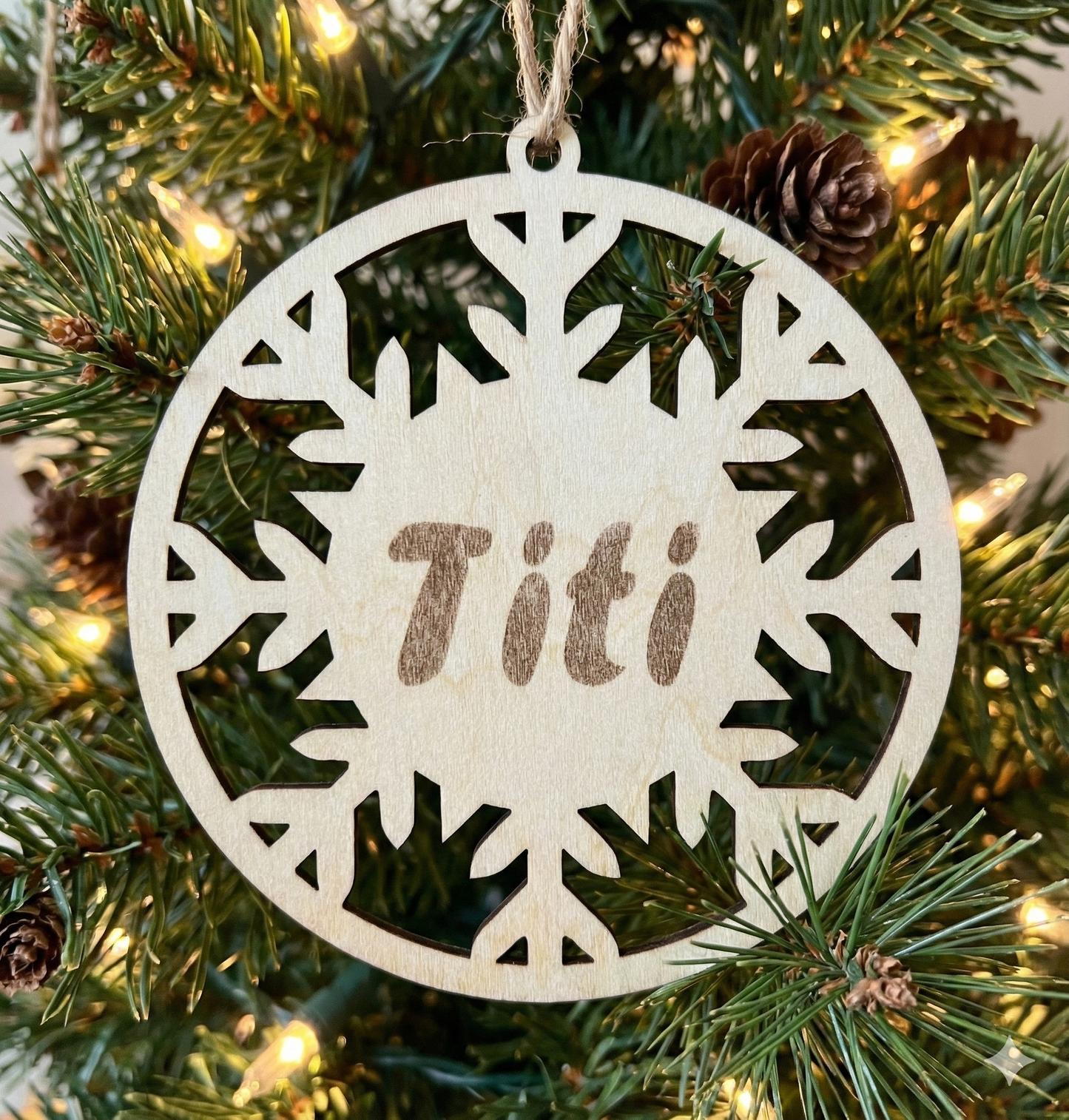 Set decorațiuni din lemn personalizate pentru Crăciun cu nume – model fulg de zăpadă, 10x10 cm