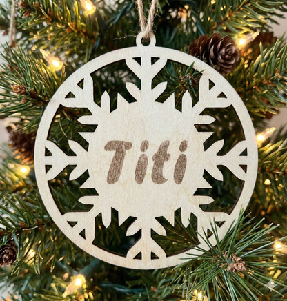 Set decorațiuni din lemn personalizate pentru Crăciun cu nume – model fulg de zăpadă, 10x10 cm