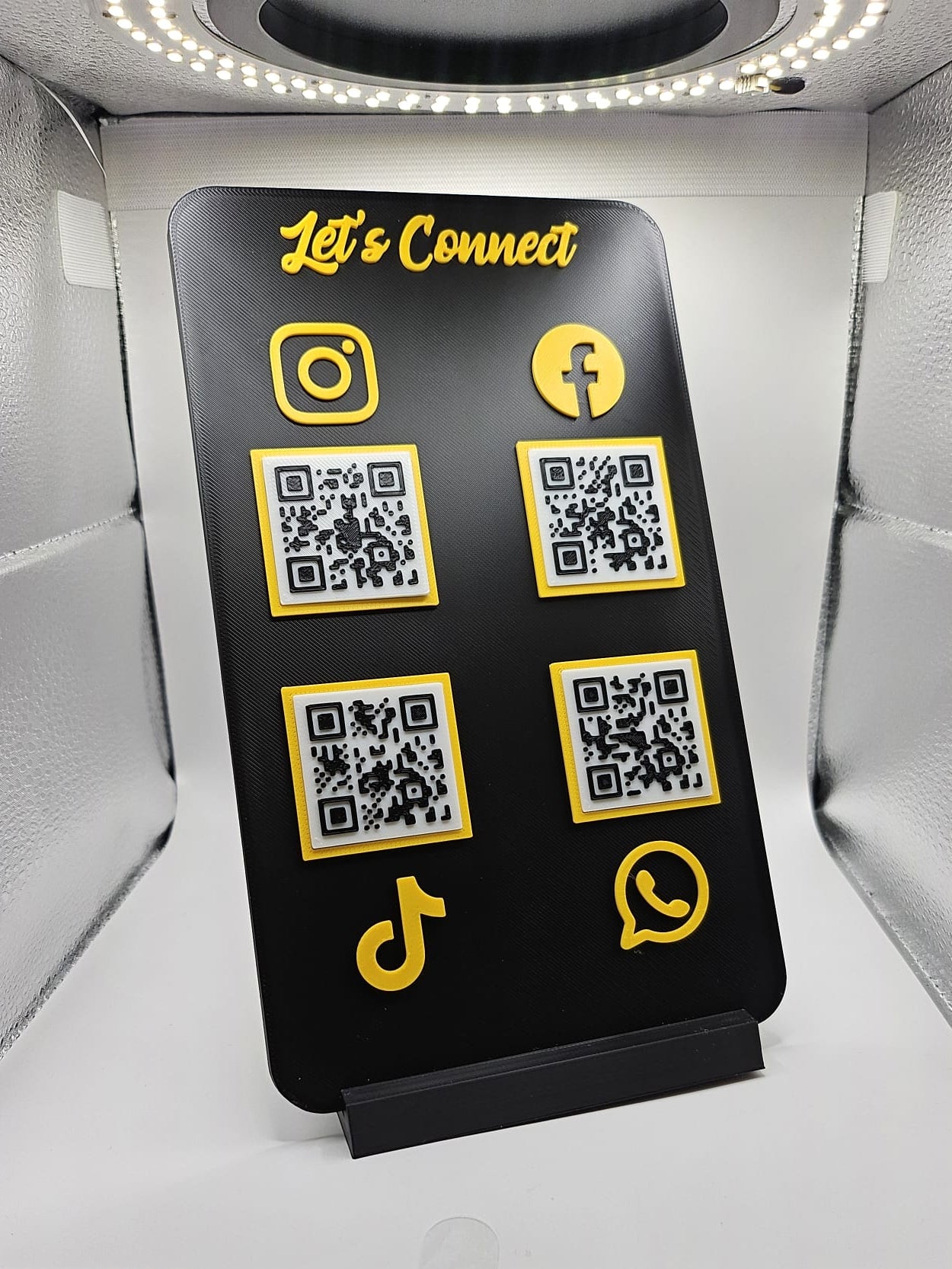 Stand elegant personalizat cu 4 coduri QR si NFC