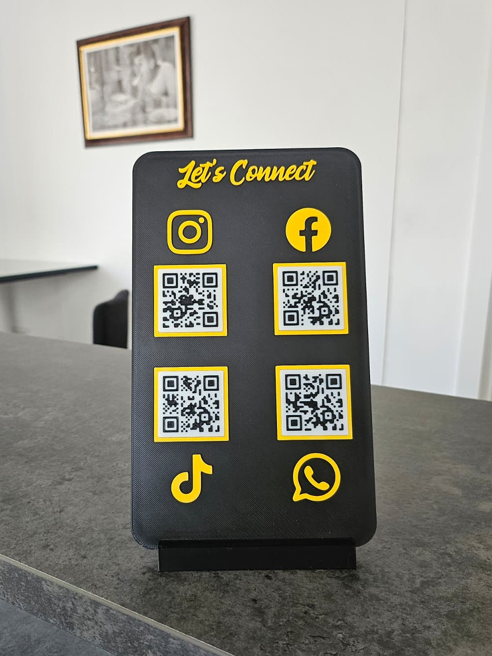 Stand elegant personalizat cu 4 coduri QR si NFC