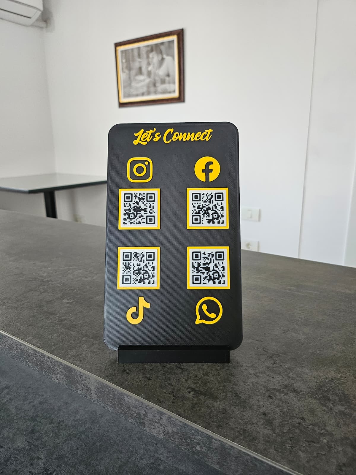 Stand elegant personalizat cu 4 coduri QR si NFC