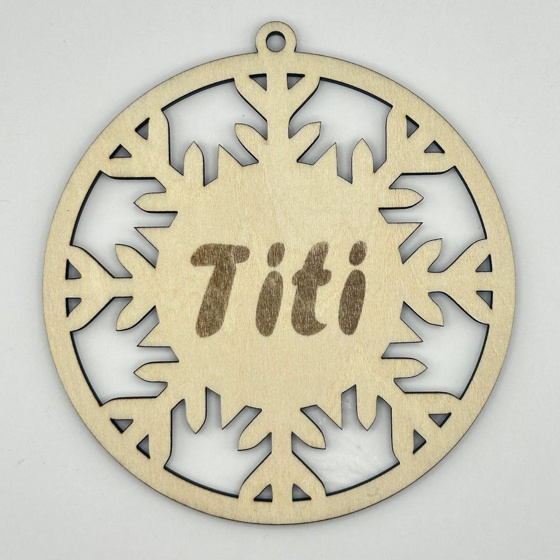 Set decorațiuni din lemn personalizate pentru Crăciun cu nume – model fulg de zăpadă, 10x10 cm