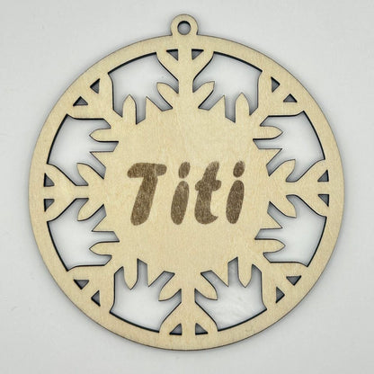 Set decorațiuni din lemn personalizate pentru Crăciun cu nume – model fulg de zăpadă, 10x10 cm