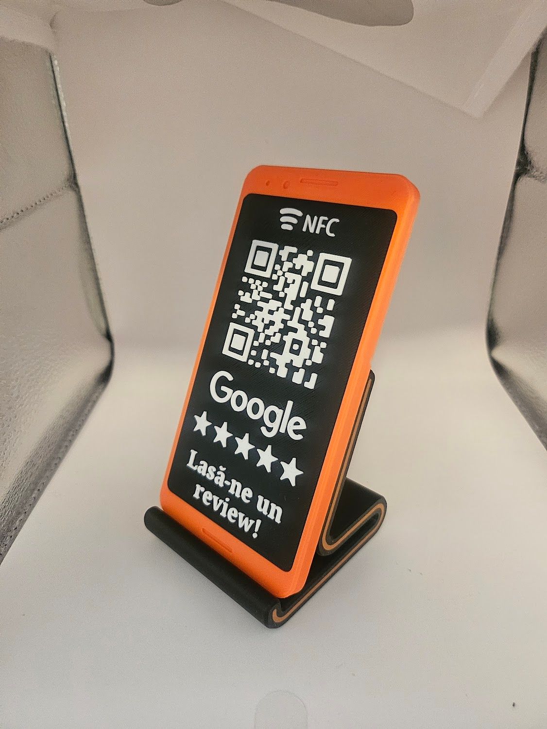 Stand cod QR și NFC pentru recenzii, în formă de telefon