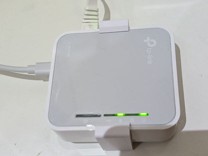 Suport de perete pentru router mini TP-Link AC750, fixare rapidă cu șuruburi sau bandă dublu adezivă