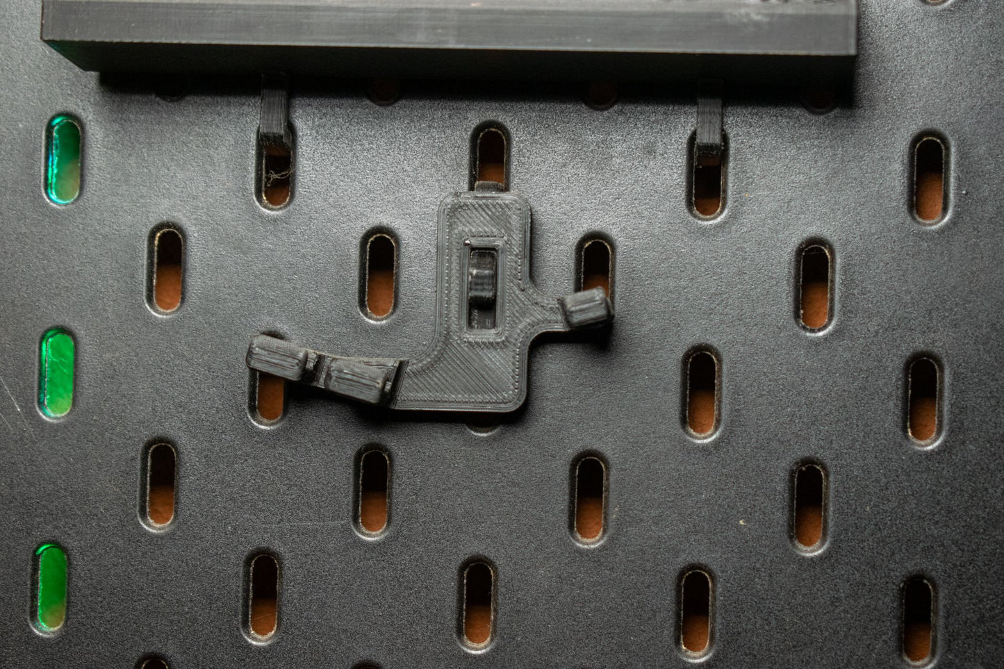 Suport compact pentru șubler compatibil cu panoul Ikea Skadis