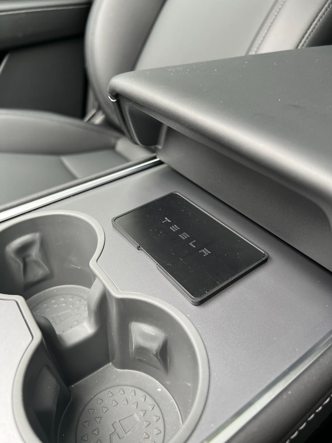Suport pentru card cheie Tesla – fixare sigură în mașina ta