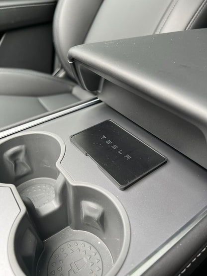 Suport pentru card cheie Tesla – fixare sigură în mașina ta