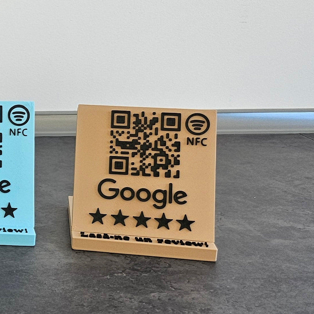 Stand cu cod QR și NFC pentru recenzii Google Maps