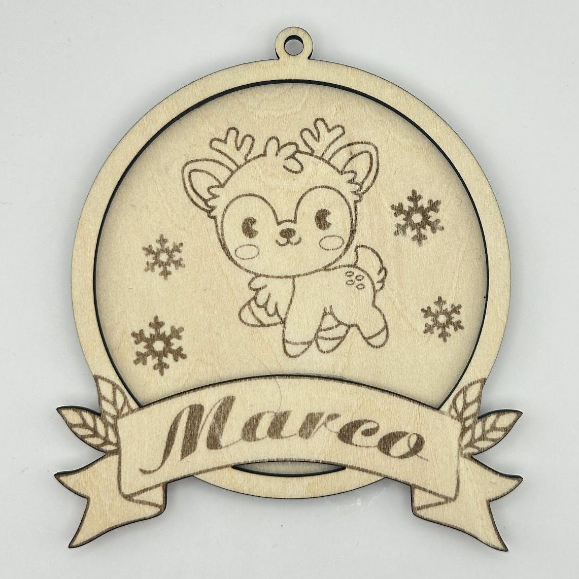 Set decorațiuni Crăciun personalizate din lemn cu ren și fulgi de zăpadă, 10x10 cm