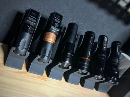 Suport magnetic pentru expunerea mașinii de tatuat tip stilou