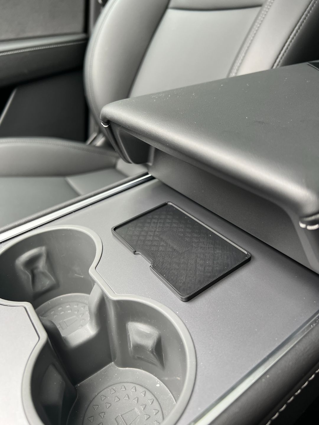 Suport pentru card cheie Tesla – fixare sigură în mașina ta