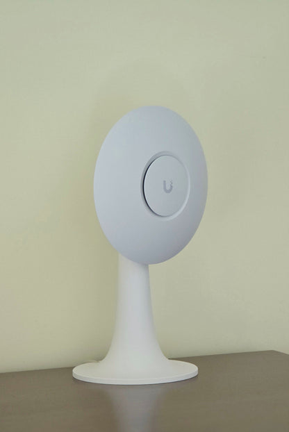 Suport elegant pentru access point Ubiquiti – design modern pentru birou sau casă