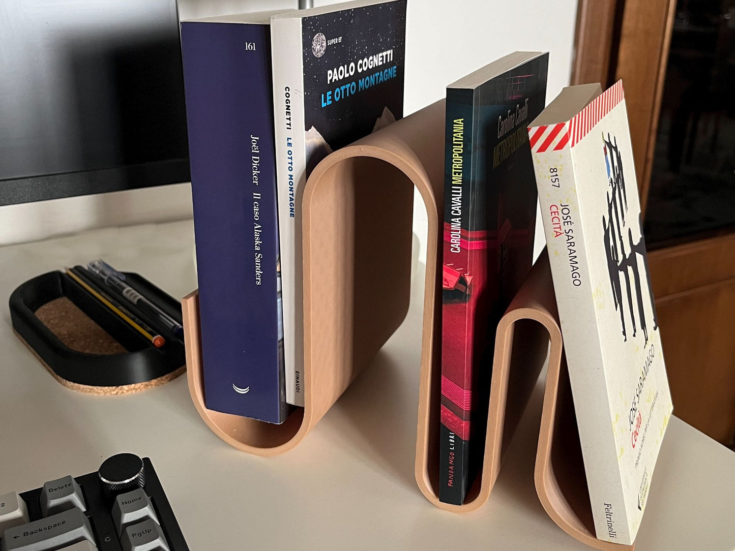 Suport modern ondulat pentru cărți – Organizator de birou elegant