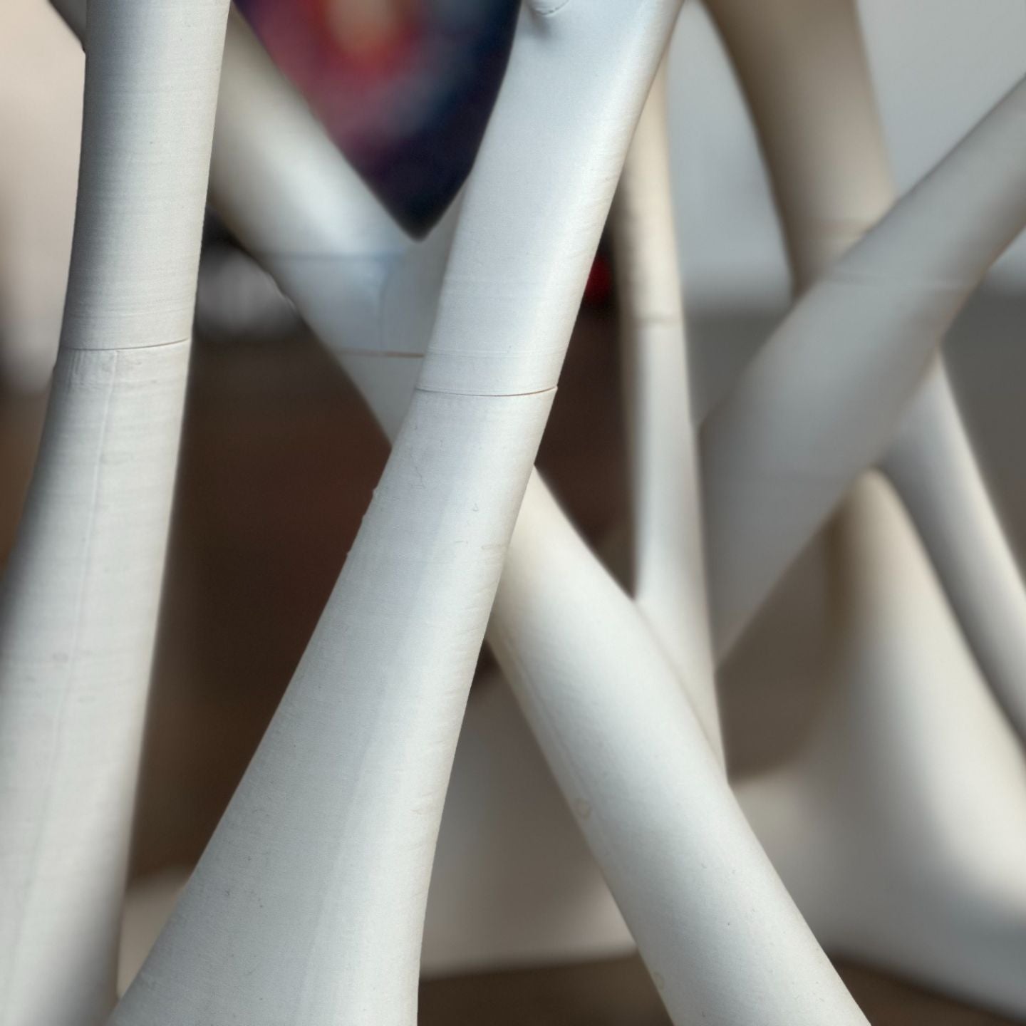 Măsuță de colț cu design organic, modern