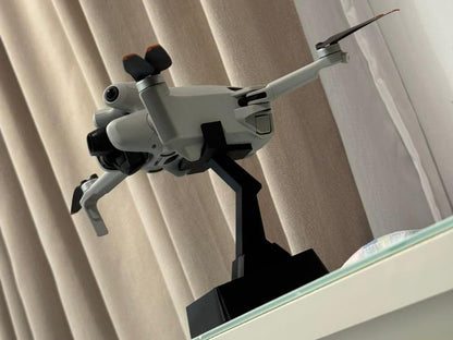 Suport elegant de birou pentru drona DJI Mini 4 Pro, cu design inclinat