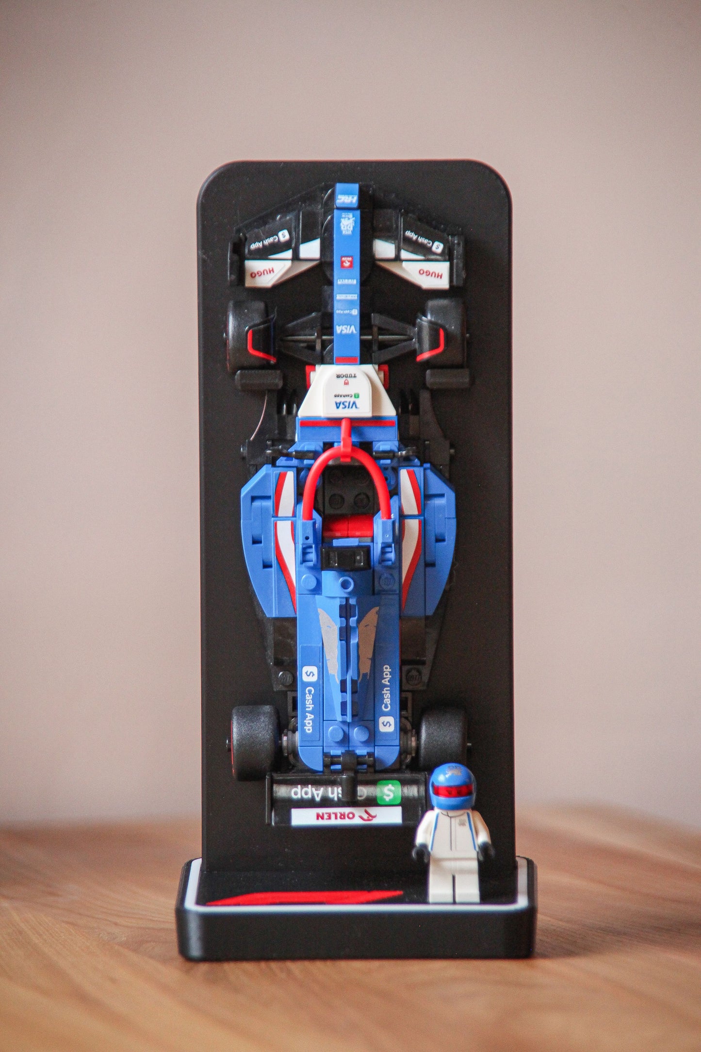 Suport vertical pentru mașini LEGO Speed Champions F1 cu bază pentru minifigurină