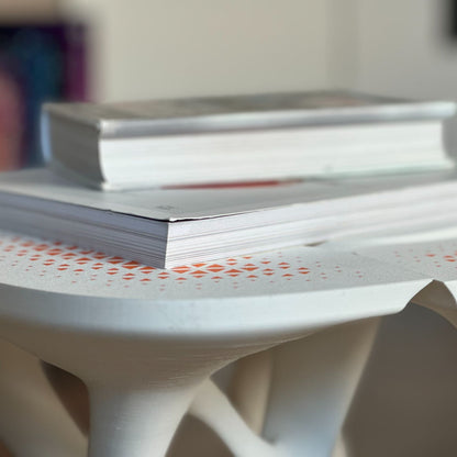 Măsuță de colț cu design organic, modern