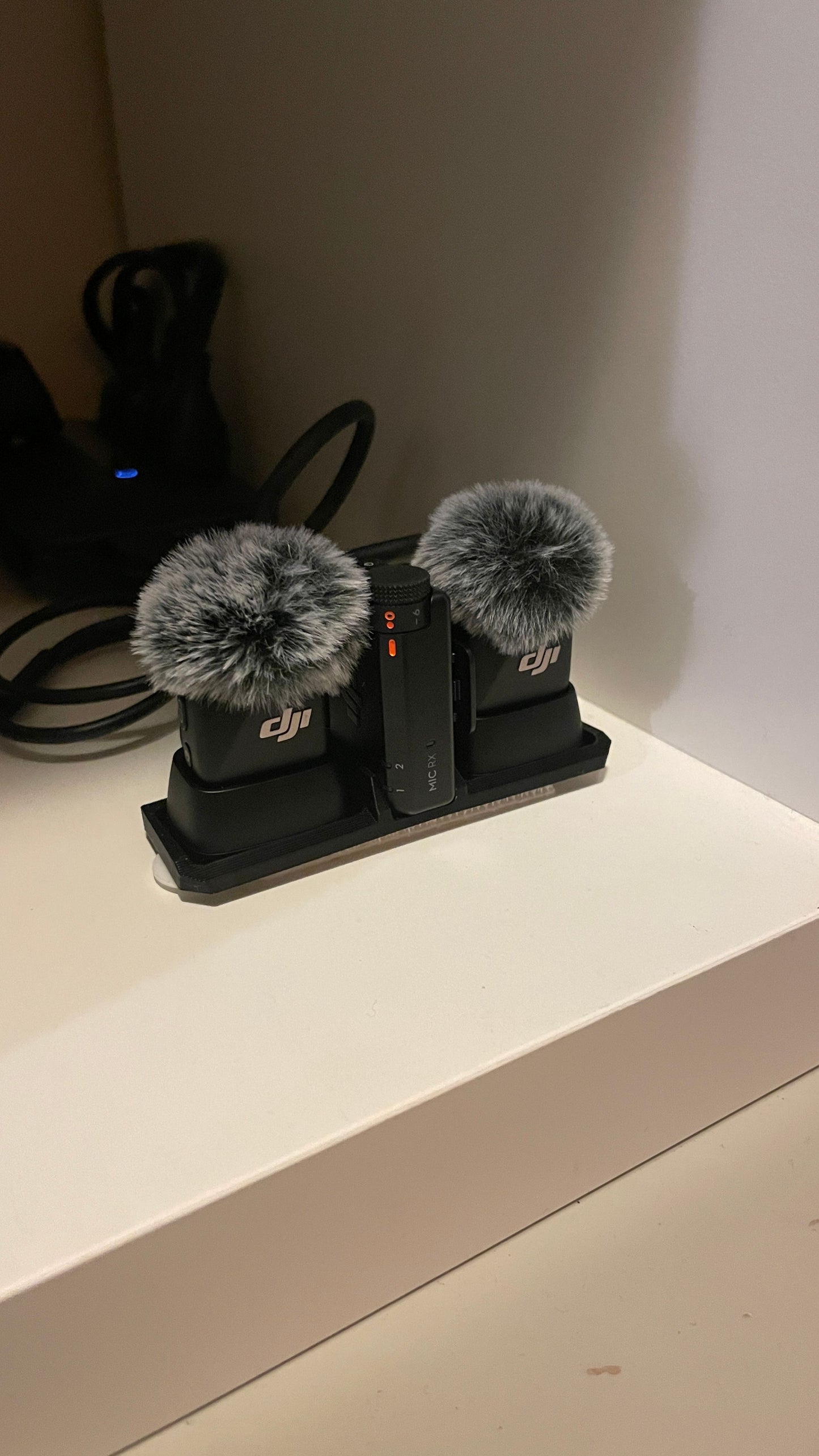 Suport compact pentru două microfoane DJI Mic Mini și receptor