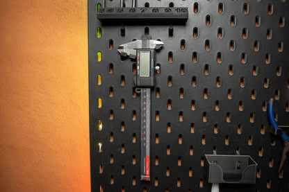 Suport compact pentru șubler compatibil cu panoul Ikea Skadis