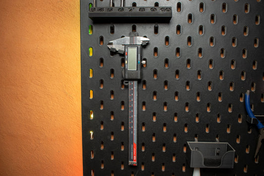 Suport compact pentru șubler compatibil cu panoul Ikea Skadis