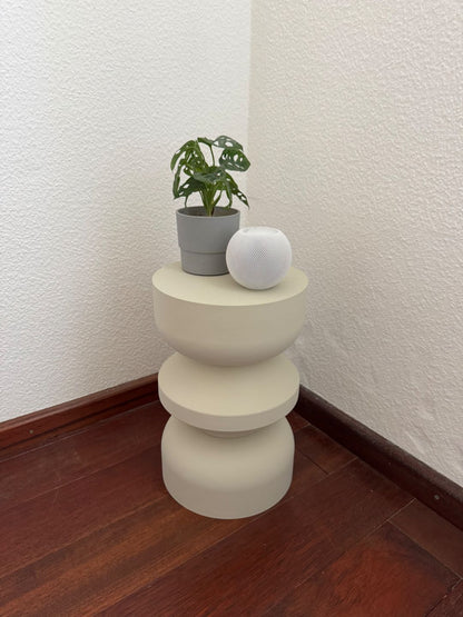 Măsuță laterală minimalistă, ideală ca noptieră sau suport pentru plante