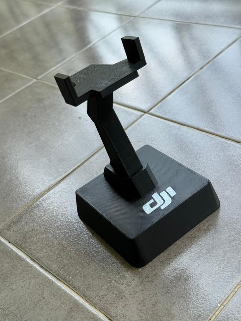 Suport elegant de birou pentru drona DJI Mini 4 Pro, cu design inclinat