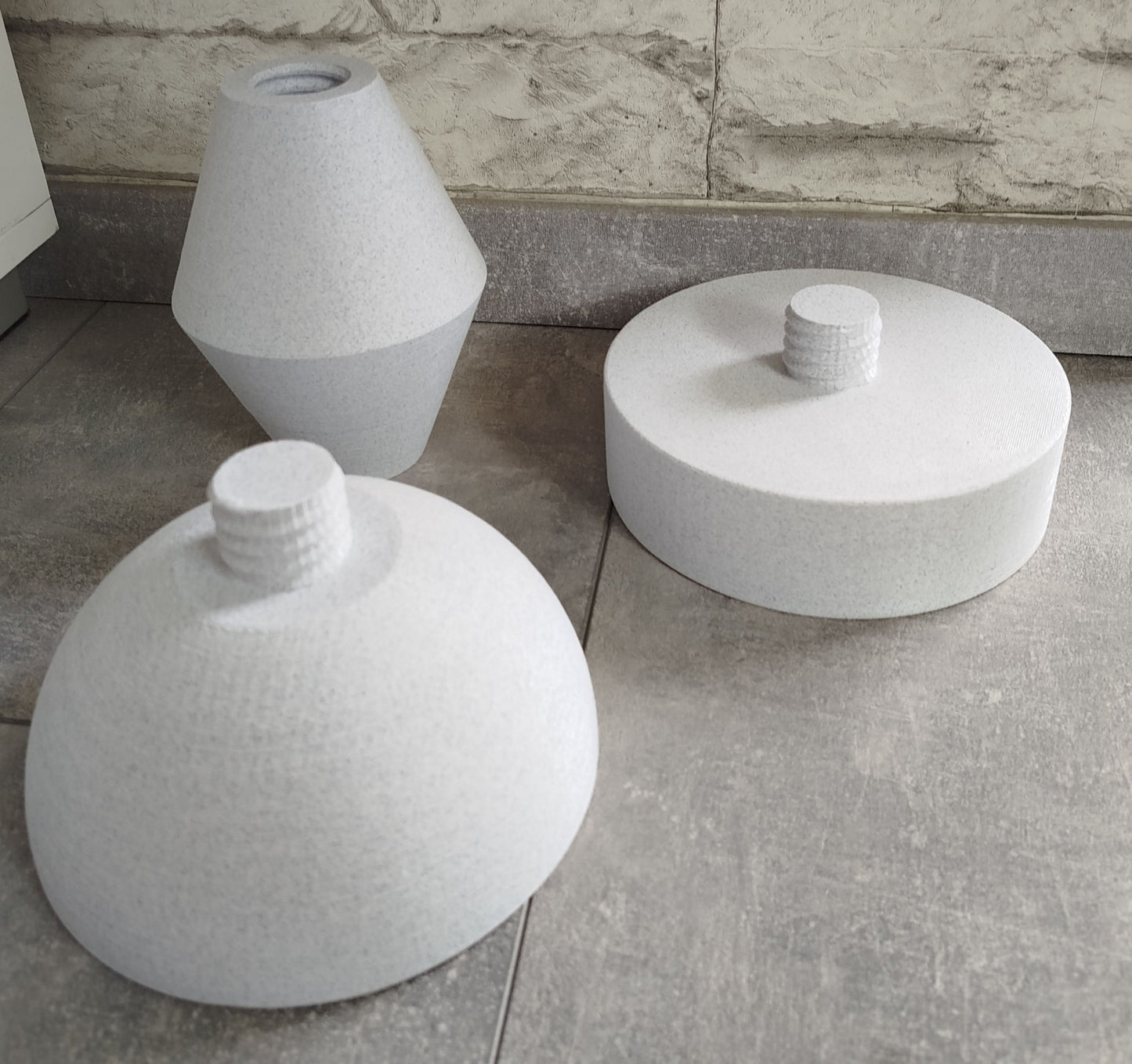 Masuta laterala sculpturala minimalista