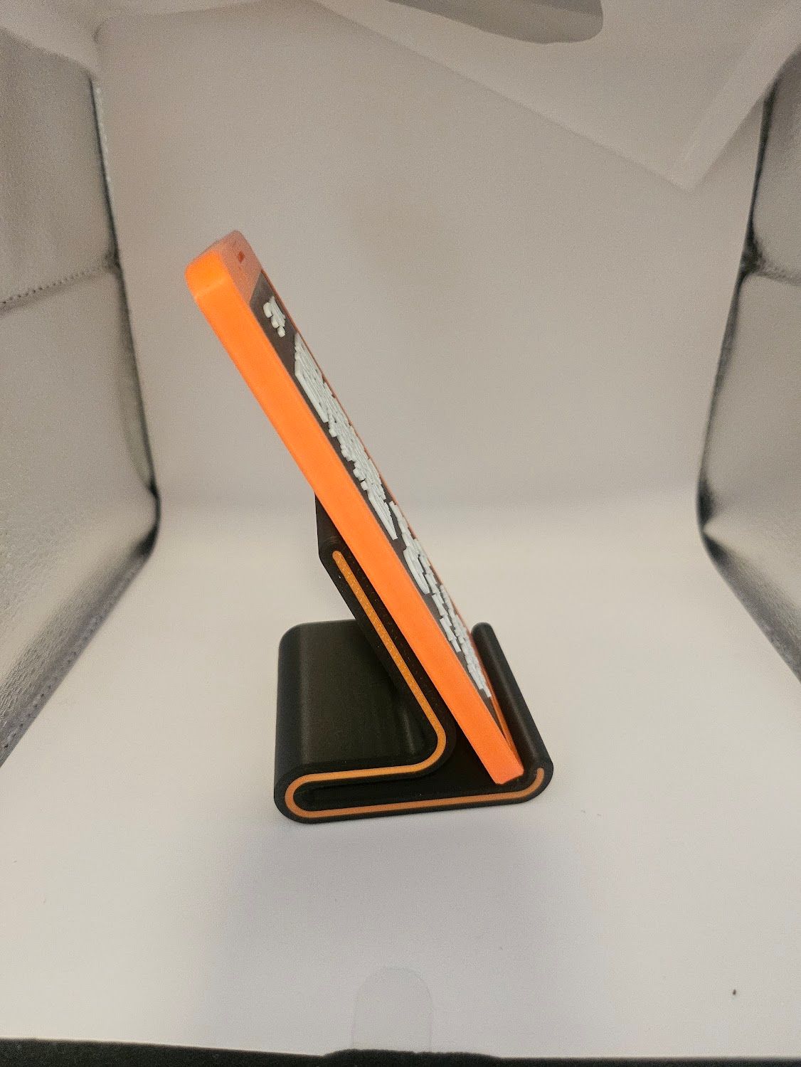 Stand cod QR și NFC pentru recenzii, în formă de telefon