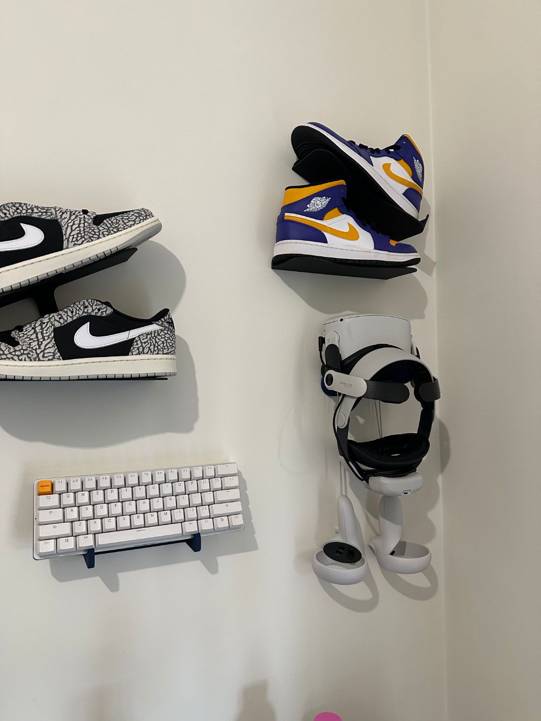 Suport de perete pentru Oculus Quest 2 și 3, cu spațiu dedicat pentru controllere