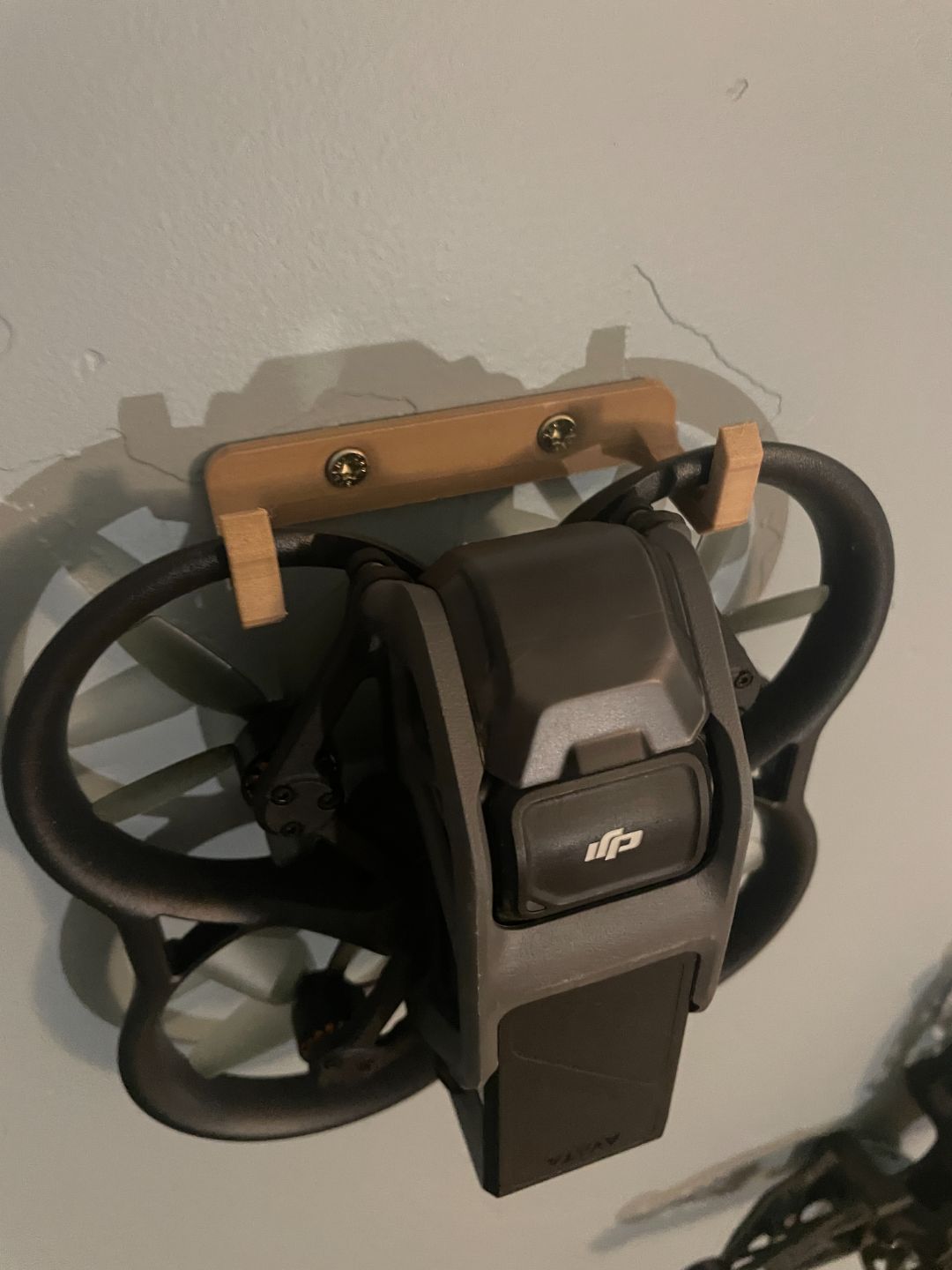 suport de perete sigur pentru drona DJI Avata