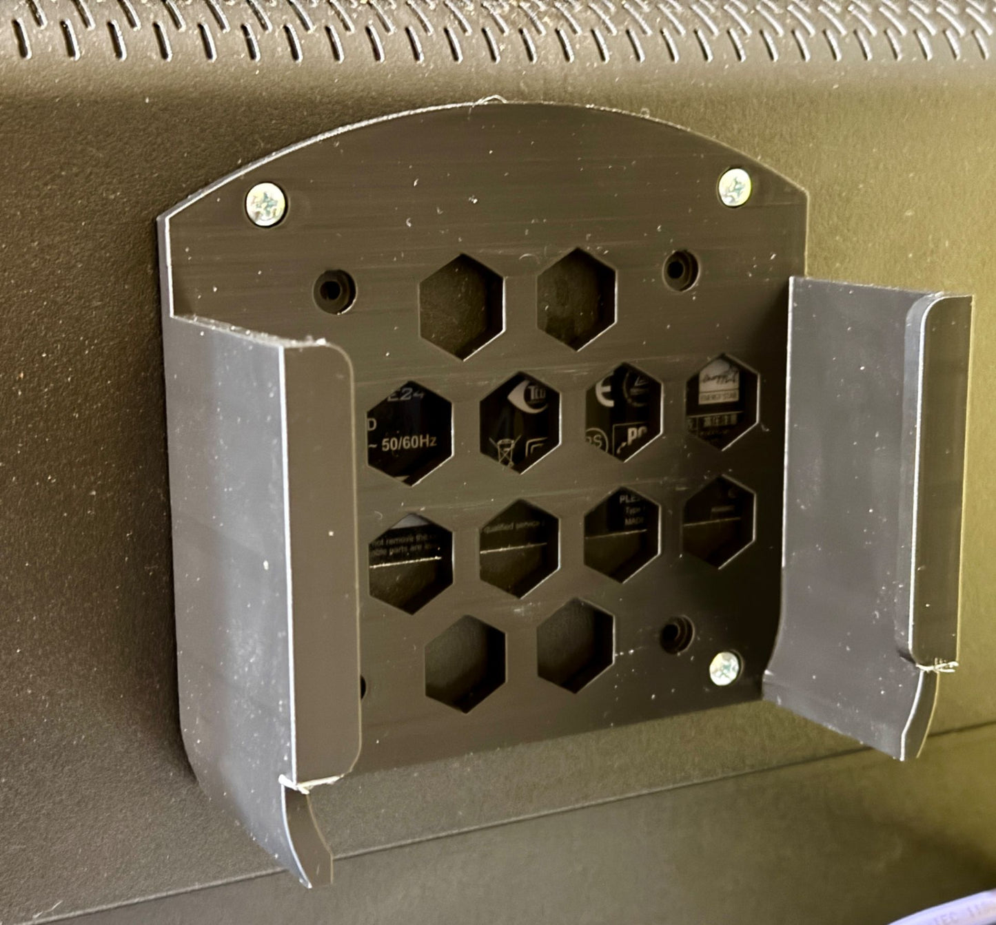 Suport VESA universal pentru Mac Mini M4 – compatibil 75mm și 100mm