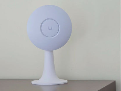 Suport elegant pentru access point Ubiquiti – design modern pentru birou sau casă