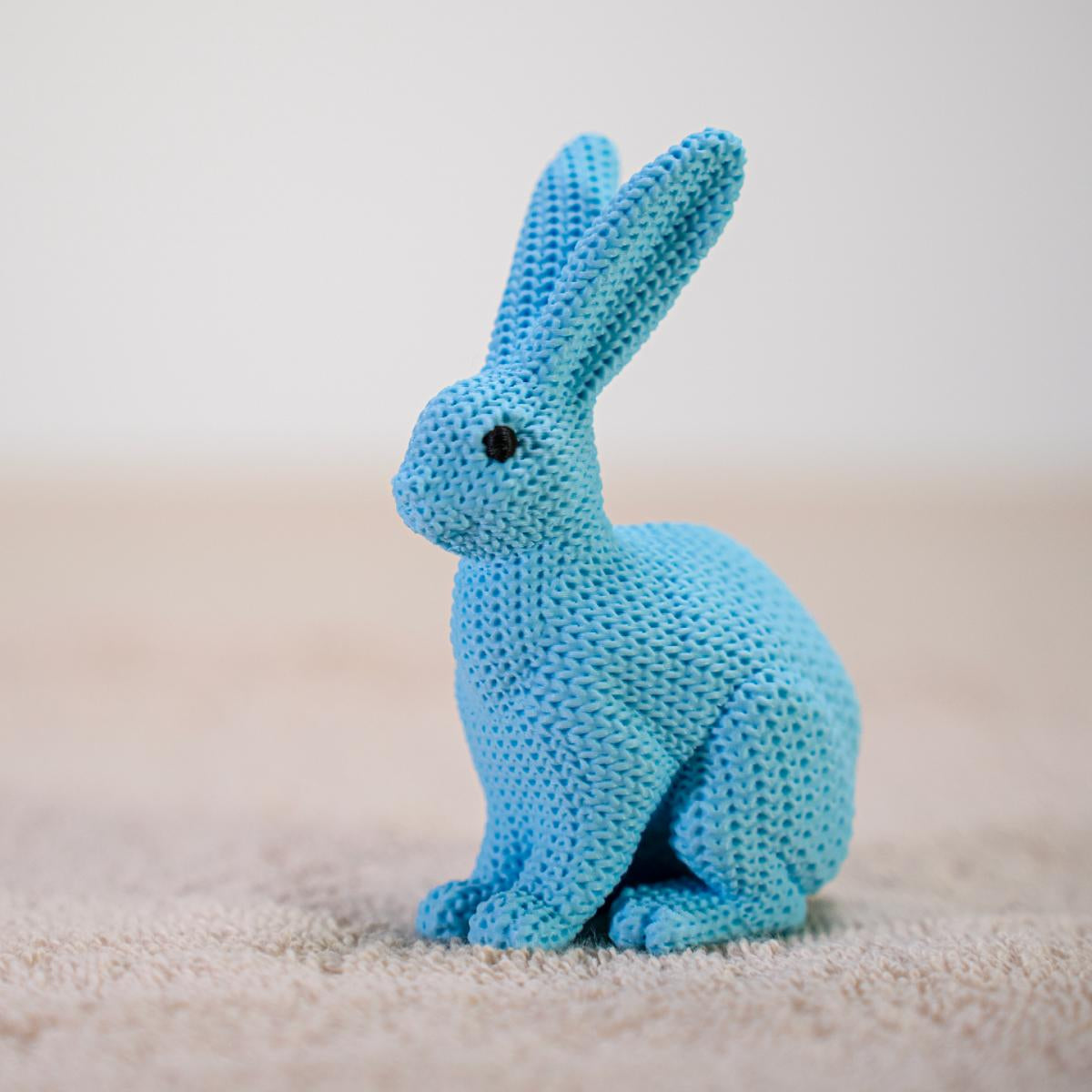 Iepuraș cu design tricotat pentru decor de Paște