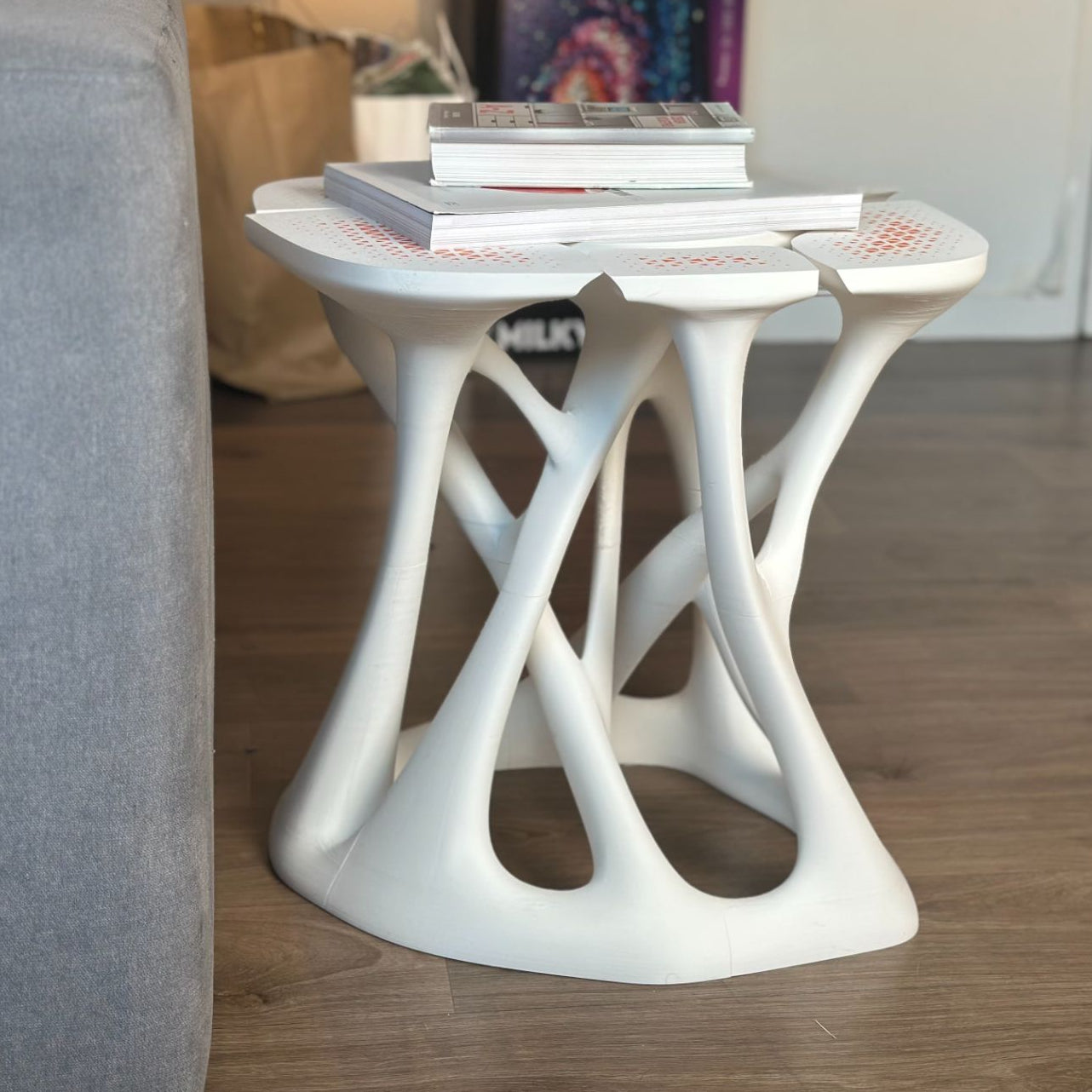 Măsuță de colț cu design organic, modern