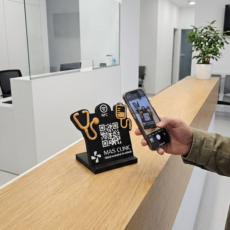 Stand personalizat cu cod QR și NFC pentru clinici medicale, recenzii și feedback rapid